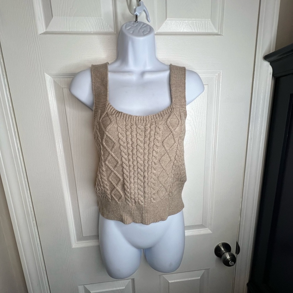 Cotton Emporium Women’s Medium Tan Acrylic Cable Knit Sleeveless Sweater Top M - Picture 2 of 14